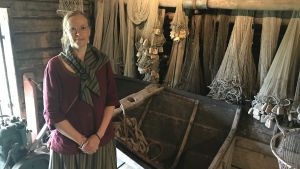 Ulrika Vestergård-Denward. Ulrika Vestergård-Denward i ett båthus vid granösunds fiskeläge.