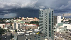 För att tunneln ska löna sig krävs det att resenärerna upplever att det är lätt och snabbt att komma in till Tallinns centrum. Mörka moln närmar sig Tallinns centrum bakom Gamla stan