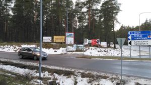 Korsningen mellan riksvägen och Dragsvik har tidvis haft många reklamskyltar. bil i vägkorsning med reklamskyltar