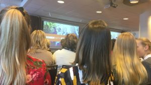 Många av seminariedeltagarna var unga kvinnor. Många kvinnor i publiken på jämställdhetsseminarium.