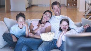Let it go let it gooo ... nejnej, mamma och pappa är inte alls sugna på att titta på något annat, vi tar Frozen igen. Mamma, pappa, son och dotter sitter i soffan och ser på tv
