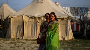 Transpersoner från en monastisk orden har i år lyckats bli accepterade som deltagare i den enorma Kumbh Mela -festivalen i norra Indien. Transgender personer som hör till en monastisk hinduisk order deltar i Kumbh Mela festivalen i Allahabad
