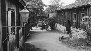 Klosterbackens hantverksmuseum 1964. Svartvit bild på Klosterbackens hantverksmuseum.