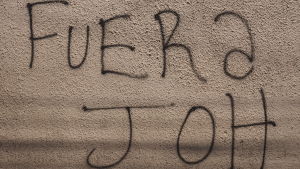 ”Ut med JOH”. Graffiti överallt avspeglar hur impopulär president Juan Orlando Hernandez är. Graffiti