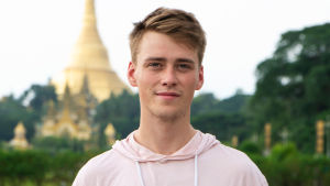 Tubettaja Joona Puhakka lähikuvassa kuvattuna Myanmarissa.