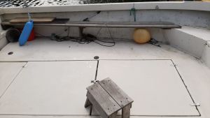 På fiskebåten Cinderella finns plats att hantera fisken. Bojar, en pall och en bänk på en fiskebåt.