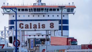 En stor del av handeln mellan EU och Storbritannien går via franska Calais. Rekka-autoja purkautuu laivasta Calaisin satamasta.