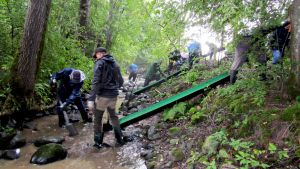 Det är en grupp på runt tio personer som brukar jobba med att skapa och röja upp lekplatser åt öringen i Ingarskila å. Människor bygger grusbäddar i en å så att öringen kan leka där.