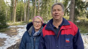 Helena Lukkarinen och Klaus Nyfors har sin sommarstuga på en holme utanför Emsalö. Helena och Klaus står och ler i skogen.