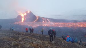 Vulknanutbrottet på Reykjaneshalvön har blivit en stor turistattraktion. Vy över vulkanutbrottet på Reykjanes-halvön, Island.