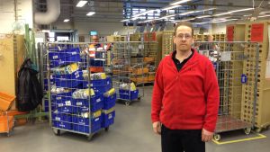 Förtroendeman Jesper Sundström på Itella i Karleby - (Copyright: YLE/Ida-Maria Björkqvist) Förtroendeman Jesper Sundström på Itella i Karleby