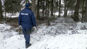 Polisen undersökte området bland annat med hjälp av polishund. Polisen undersöker terrängen runt mordplatsen på Getbrovägen i Jakobstad med schäferhund