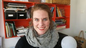 Jenny Lucander i sitt och Linda Bondestams arbetsrum i Kabelfabriken i Helsingfors. 2017. Jenny Lucander i sitt och Linda Bondestams arbetsrum i kabelfabriken i Helsingfors. 2017.