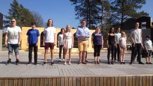 Footloose kräver flinka fötter och bra sångröst av såväl gammal som ung skådespelare. Scen ur musikalen Footloose på Raseborg