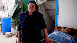 Lidia Redka pommisuojana toimivan kellarin ovella kotonaan Pavlopilissa. Lidia Redka kellarinsa ovella Pavlopilissa