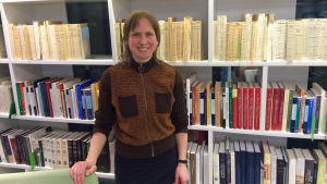 Katarina Pihlflyckt är en av dem som arbetar med den digitala utgåvan av Topelius skrifter. Katarina Pihlflyckt framför bokhyllorna på SLS