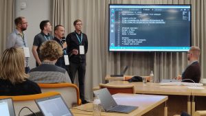 Hackathonissa voi hyvinkin käyttää koodieditoria esitysohjelmana. Kuvassa datajournalistien tiimi, jotka tekivät automaattisen videoversiointityökalun datajournalistisille artikkeleille. Esitys Nordic Hack Dayssä 2018