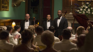 Plats på scenen. Don Shirley (Mahershala Ali) och hans trio tas väl emot i sydstaterna. Utom då de vill använda samma toalett som de vita. Don Shirley med sin trio framför publiken.
