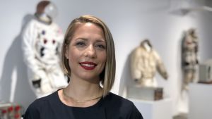 Cassandra Hatton från Sotheby's Cassandra Hatton framför rymddräkter som säljs på Sotheby´s