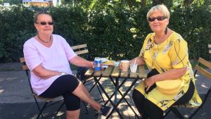Outi Lehto och Lisbeth Gers är inte fan av den nya lagändringen. två kvinnliga åbobor som dricker kaffe vid åstranden