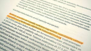 I ett beslut prickar Konsumenttvistenämnden Hoas för osammanhängande och motstridiga motiveringar. Tvisten gäller ett skadeståndskrav på flera tusen euro. Närbild på ett papper med svart text.