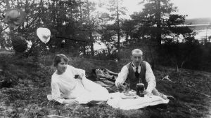Eväsretkellä Seurasaaressa Kuvassa mies ja nainen piknikillä Seurasaaressa 1920-luvulla.