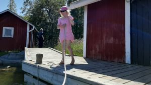 Elvira Fihlman är van vid att förtöja båtar. Elvira Fihlman förtöjer båten i bryggan.