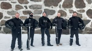Kurt Tyni, Zoltán Nemes, Sebastian Wilhelmsson, Kristian Ekstrand och Joakim Hokkanen är tacksamma över att de får träna intill Aspegrens trädgård i Jakobstad. Fem män i svarta dräkter och med svärd.