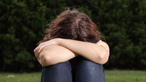 Psykisk ohälsa kryper allt lägre ner i åldrarna. Allt yngre barn har i dag problem med exempelvis ångest och depression, säger Sirpa Kuronen vid Åbo stad. Person som villa huvudet över korsade armar.