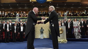 Kip S. Thorne tar emot Nobelpriset. Kip S. Thorne tar emot Nobelpris av Sveriges kung.