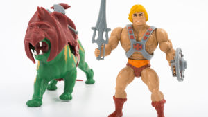 He-Man skulle vara en utmärkt pirat! Hans katt ser ut som om den var gjord av modellera, tycker barnen. Plastleksaker
