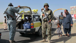 Sangin i Helmand har varit föremål för hårda strider med jämna mellanrum sedan invasionen 2001. Bilden är från 2014 då tusentals människor flydde undan strider i området igen. En familj får sin bil genomsökt av armén innan de kan fortsätta sin flykt. Soldater söker igenom en bil som användes av en familj på flykt undan strider i Sangin i Helmand-provinsen i södra Afghanistan.