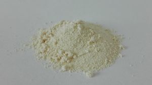O-acetyl-galaktoglukomannan är ett naturmaterial som går att utvinna i stora mängder ur bland annat granved Ett vitt pulver.