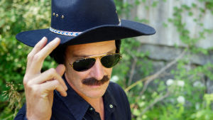 Kents pappa Guy uttrycker sig helst genom sin musik. Kent från Jeppis pappa Guy i svarta kläder och svart cowboyhatt och svarta solglasögon.
