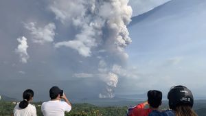 Vulkanen Taal finns på en liten ö i en sjö cirka 60 kilometer söder om Manila. I den närliggande staden Tagaytay kunde människor på söndagen fotografera askpelaren från vulkanen. Vulkanen Taal finns på en liten ö i en sjö cirka 60 kilometer söder om Manila. I den närliggande staden Tagaytay kunde människor på söndagen fotografera askpelaren från vulkanen.
