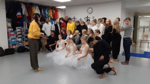 Katja Köngäs och en grupp med dansare. Bilden är tagen i början av året. Katja Köngäs från Hurja Piruetti ser till ett en grupp dansare är redo för fotografering.