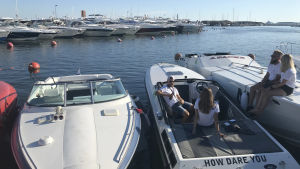De snabbaste båtarna har i dag en prestanda som motsvarar de som man tävlar aktivt med.. Folk på båtar i östra hamnen lördag 8 augusti 18-tiden, i bakgrunden Poker run bryggan