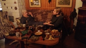 Elżbieta och Miłka Malzahn berättar vid kaffebordet Elżbieta och Miłka Malzahn berättar vid kaffebordet