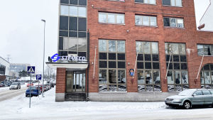 Konsulatet ligger på Kyrkogatan 1, bredvid den gamla hamnen. Hög tegelbyggnad i ett industriområde.