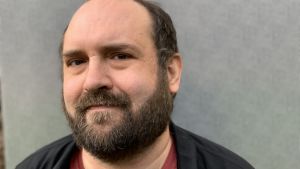 Tom Kettunen är viceordförande för Miehet ry, som är en feministisk organisation. Han är glad för att fler män engagerar sig i våldet mot kvinnor men skulle önska ett större ansvarstagande bland fler män. Tom Kettunen