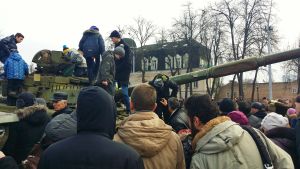 - Mest handlade det om att folk var chockade och inte röstade med reformerna i åtanke utan för att skydda landet, säger Mustafa Nayyem. Krigsbyte från fronten ställdes upp i Kiev.