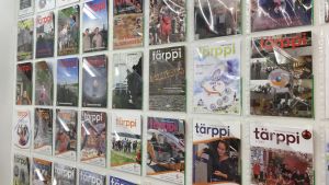 Föreningen ger ut en egen tidning, Tärppi. En vägg med flera exemplar av tidningen som ges ut av föreningen Turun seudun työttömät.