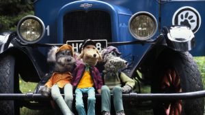 Karvakuonot Riku, Eno-Elmeri ja Ransu Tassu-auton nokalla istuskelemassa.