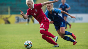 Adelina Engman flyttade till Chelsea under sommaren. Adelina Engman jagar boll.