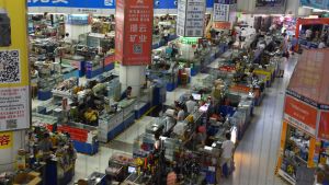 I Shenzhens massiva elektronikvaruhus är utbudet närmast oändligt. Shenzhen spelar en nyckelroll i megaregionen. I Shenzhens massiva elektronikvaruhus är utbudet närmast oändligt. Shenzhen spelar en nyckelroll i megaregionen.