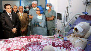 President Zayn al-Abidin Ben Ali besöker Bouazizi på sjukhuset den 28 december. Bouazizi avlider av sina skador sju dagar senare. Tunisiens president Zayn al-Abidin Ben Ali besöker Mohammed Bouazizi på sjukhuset i Tunis efter att Bouazizi bränt sig själv på gatan.