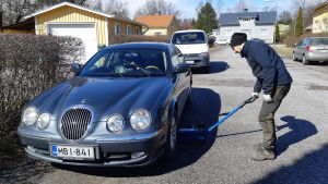 En kund i Ekenäs vill ha sommardäck på bilen. Filip Wikman kom med skåpbil och däck och fixade jobbet. Filip Wikman byter däck på en bil.