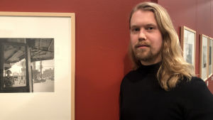 Valokuvaaja Touko Hujanen Vivian Maierin näyttelyssä Valokuvataiteen museossa