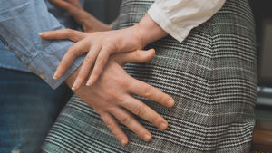 Cirka 45 000 - 50 000 kvinnor uppger årligen att de utsatts för sexuellt våld eller försök därtill. Av dessa anmäls färre än tvåtusen till polisen. Då man jämför hur många som uppgett sexuellt våld med fällande domar, blir det färre än en procent. En man lägger händerna på en kvinnas höfter.