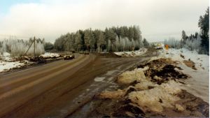 Riksväg 25 mellan Malmkulla i Karis och Horsbäck i Ekenäs byggdes 1982-1983 och invigdes 1983. Den här bilden visar Ekenäsvägen och bygget av den nya vägen i närheten av det så kallade Kodin Tavarataloavtaget mellan Karis och Ekenäs. Riksväg 25 byggs på 1980-talet. På bilden syns Ekenäsvägen och den nya riksvägen i närheten av Kodin Tavaratalo.